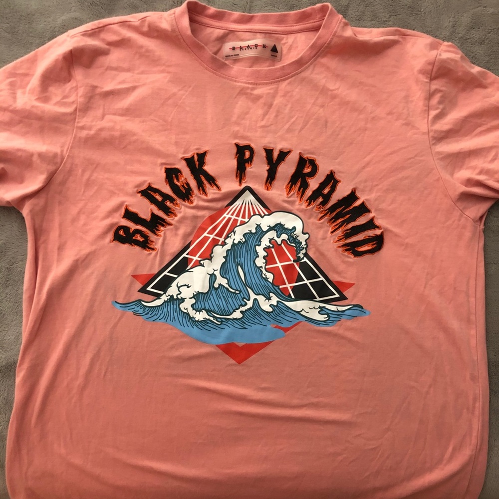 BLACK PYRAMID EMBROIDERED WAVE T SHIRT MEN'S LARGE